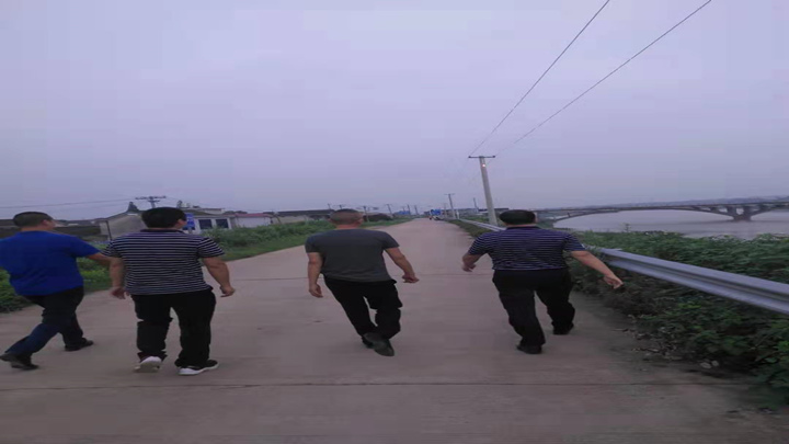 24小时值班值守 打赢防汛攻坚战<br>(通讯员:刘静)“磨盘洲水位超出警戒线,尽快转移群众!”7月10日下午五点,黄兴镇防汛指挥部接到巡堤人员的电话后,立即组织人员前往光达社区磨盘洲开展营救。<br>受湘江长沙站洪峰过境影响,浏阳河水位不断上涨,防汛形势异常严峻,黄兴镇紧绷防汛这根弦,严格落实防汛各项工作,不断加强巡查值守,织密汛期安全网。10日下午,黄兴镇紧急转移磨盘洲群众6人。<br>为了保障人民群众生命财产安全,10日夜间,黄兴镇组织联村领导干部、各村、社区工作人员、网格员昼夜24小时防汛值班和巡查,巡查人员轮流不间断的对重点地段进行排查,做到严防死守,对浏阳河水位进行时刻监测和报告,并认真梳理防汛抢险工作的每一个环节,确保任何一个环节不出现纰漏,及时排查汛情。一旦遇到突发情况,第一时间上报,第一时间抢险,第一时间组织救援,确保黄兴镇人民群众的安全,确保安全度汛。<br>接下来,黄兴镇工作人员将继续坚守,做到24小时不间断巡查,保证物资储备,坚守防汛第一线,尽全力确保人民群众生命财产安全。