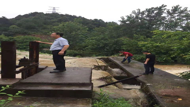 连日来,金刚镇普降暴雨,降雨量超过150mm,7月8日最大降雨量达到93mm,金刚镇启动四级防汛预案,24小时值班备守,成功处置险情1处,迁出切坡建房居民5户,确保全镇安全稳定。金刚公益救援队的队员和全体镇村干部们一直奋斗在最危险的地带,守水库、巡河道、看山塘、查危房,只要有危险的地带就有他们的身影。